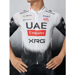 PISSEI Cyklistický dres s krátkym rukávom - UAE TEAM EMIRATES 2025 REPLICA - biela/čierna PISSEI Cyklistický dres s krátkym rukávom - UAE TEAM EMIRATES 2025 REPLICA - biela/čierna
