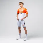 GOBIK Cyklistický dres s krátkym rukávom - ODYSSEY INEOS GRENADIERS 26 - biela/oranžová GOBIK Cyklistický dres s krátkym rukávom - ODYSSEY INEOS GRENADIERS 26 - biela/oranžová