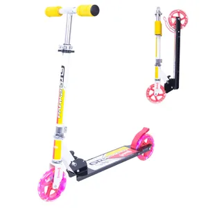 Kolobežka WORKER Cirky so svietiacimi kolieskami žltá Kolobežka WORKER Cirky so svietiacimi kolieskami žltá