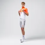 GOBIK Cyklistická vesta - PLUS 2.0 INEOS GRENADIERS 26 - biela/oranžová GOBIK Cyklistická vesta - PLUS 2.0 INEOS GRENADIERS 26 - biela/oranžová